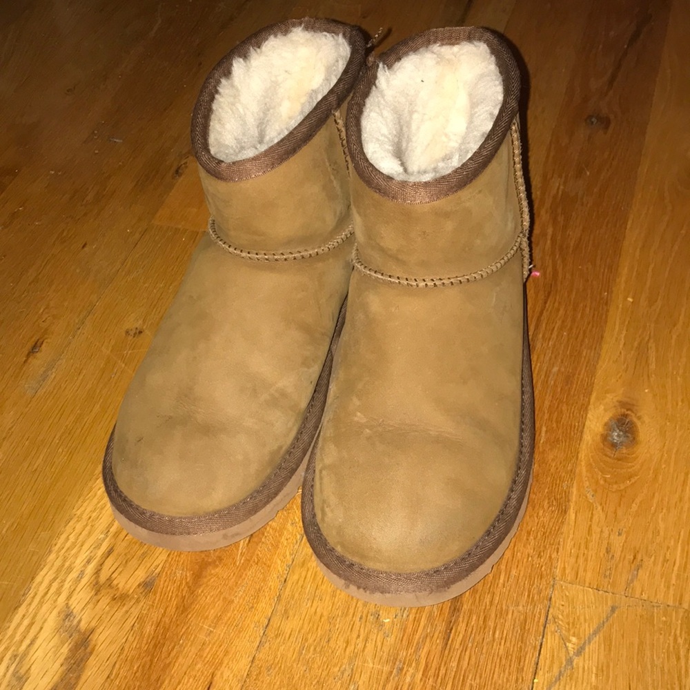 Selling Girls Ugg boots size 2. Hardly used.